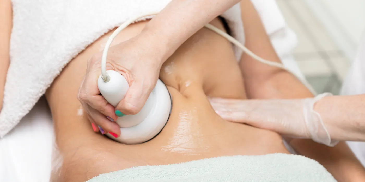 Trattamento corpo sull'addome con manipolo professionale