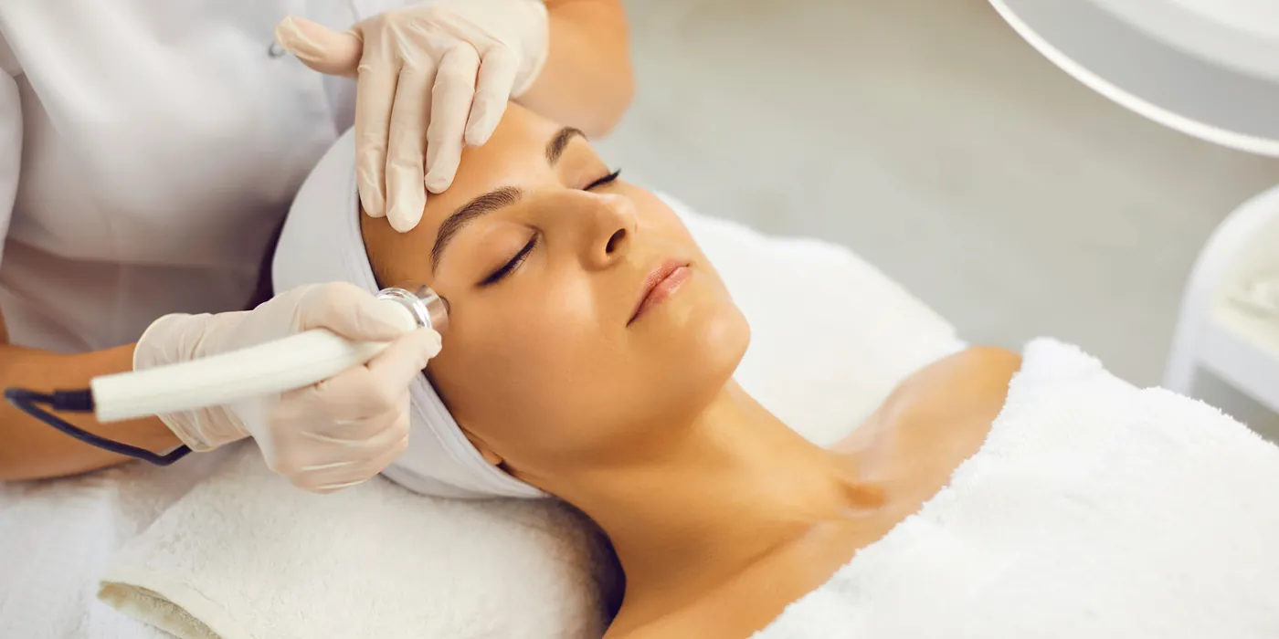Trattamento viso in cabina con manipolo professionale