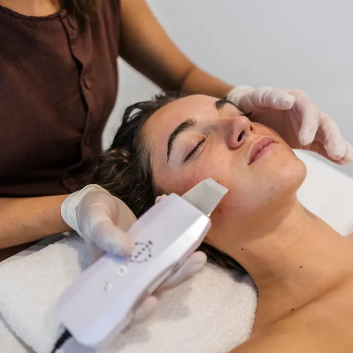 Trattamento viso in cabina con tecnologia professionale